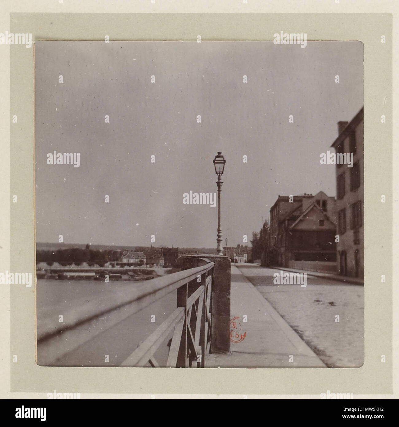 . Français : Vue depuis l'ancien pont de Poissy, à droite les moulins, au fond la ville de Poissy. . Aprile 1897. Famille parisienne non identifiée 637 viaggi d'une famille parisienne avril 1897 - Ancien pont de Poissy - p8-03 Foto Stock