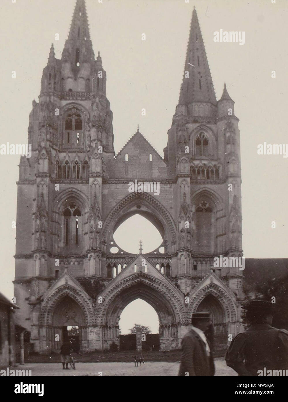. Français : vue de l'abbaye Saint-Jean-des-Vignes d'après l'assemblaggio numérique des deux foto ci-dessous. Giugno 1897. Famille parisienne non identifiée 637 viaggi d'une famille parisienne avril 1897 - Abbaye Saint-Jean-des-Vignes - p23-02+04 Foto Stock