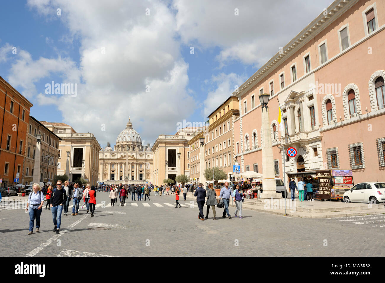 Italia, Roma, via della conciliazione, Palazzo dei Convertendi e basilica di San Pietro Foto Stock