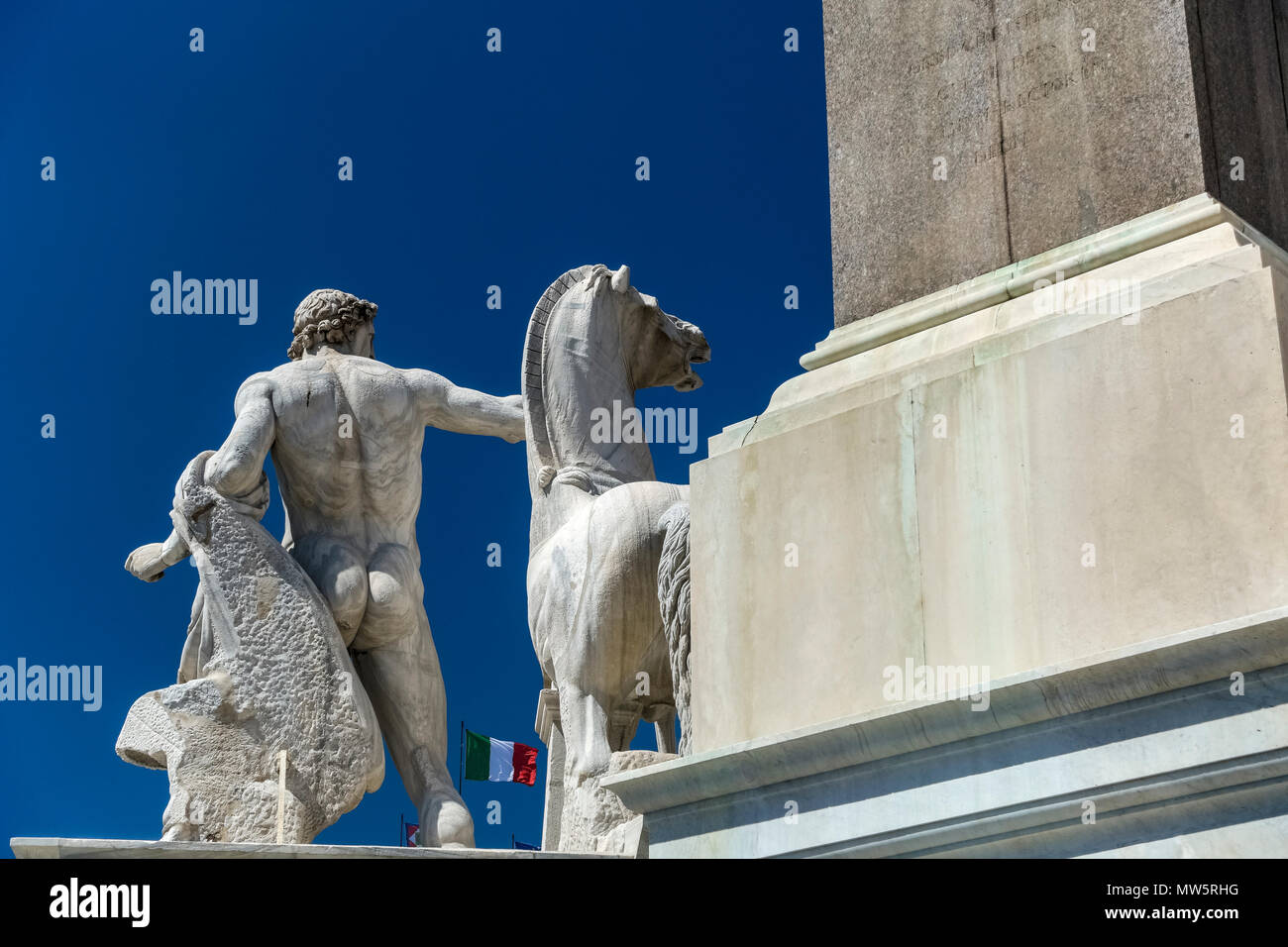 Fontana di Dioscoro: Statua di Dioscoro, cavallo e obelisco. Bandiera italiana. Piazza Quirinale. Repubblica Italiana. Roma, Italia, UE. Cielo blu chiaro, spazio di copia. Foto Stock