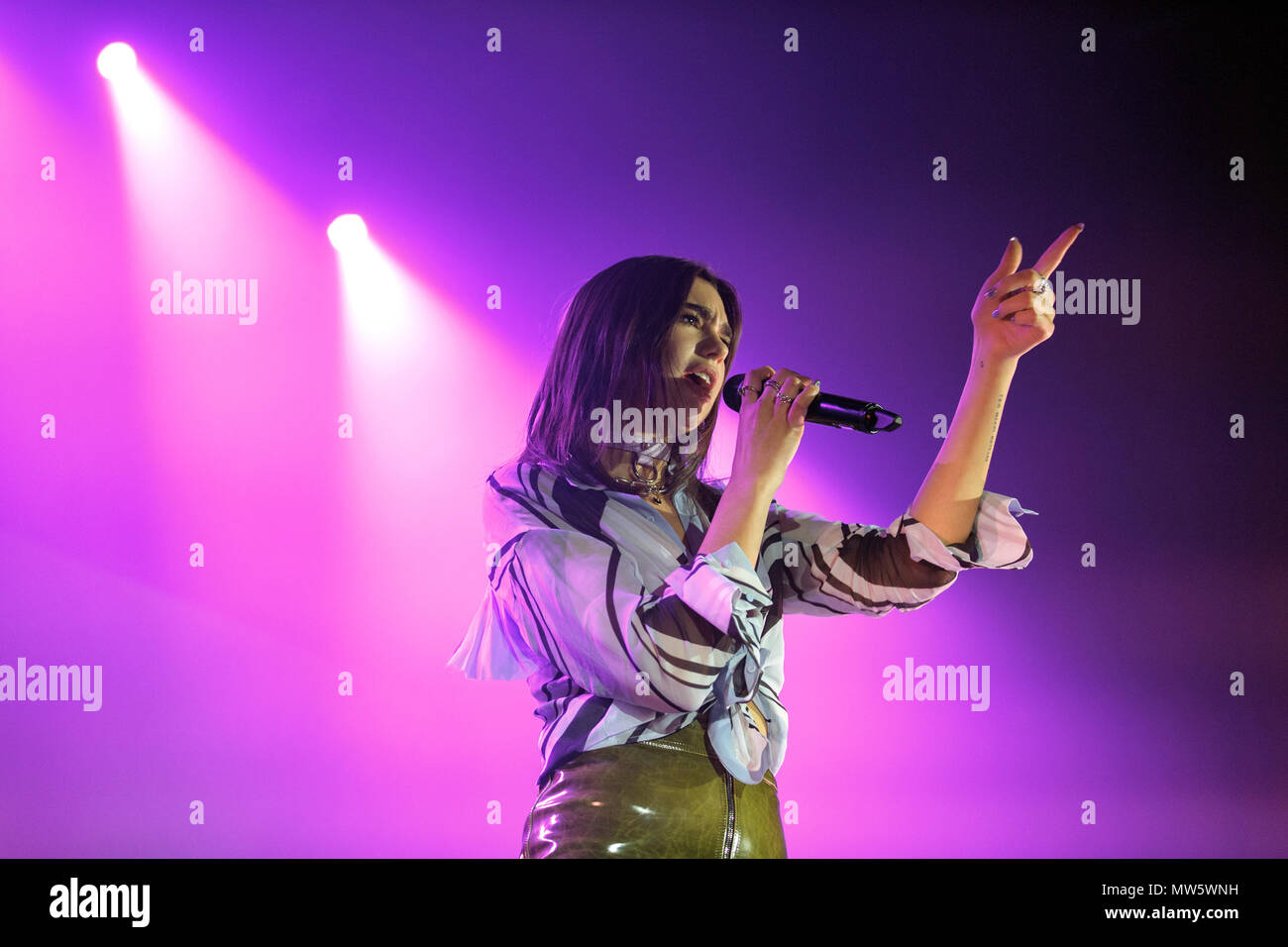 Dua Lipa performing live sul palco durante la tappa europea del suo 2017 USA ed Europa Tour. Dua Lipa live, Dua Lipa cantante, Dua Lipa pop star. Foto Stock