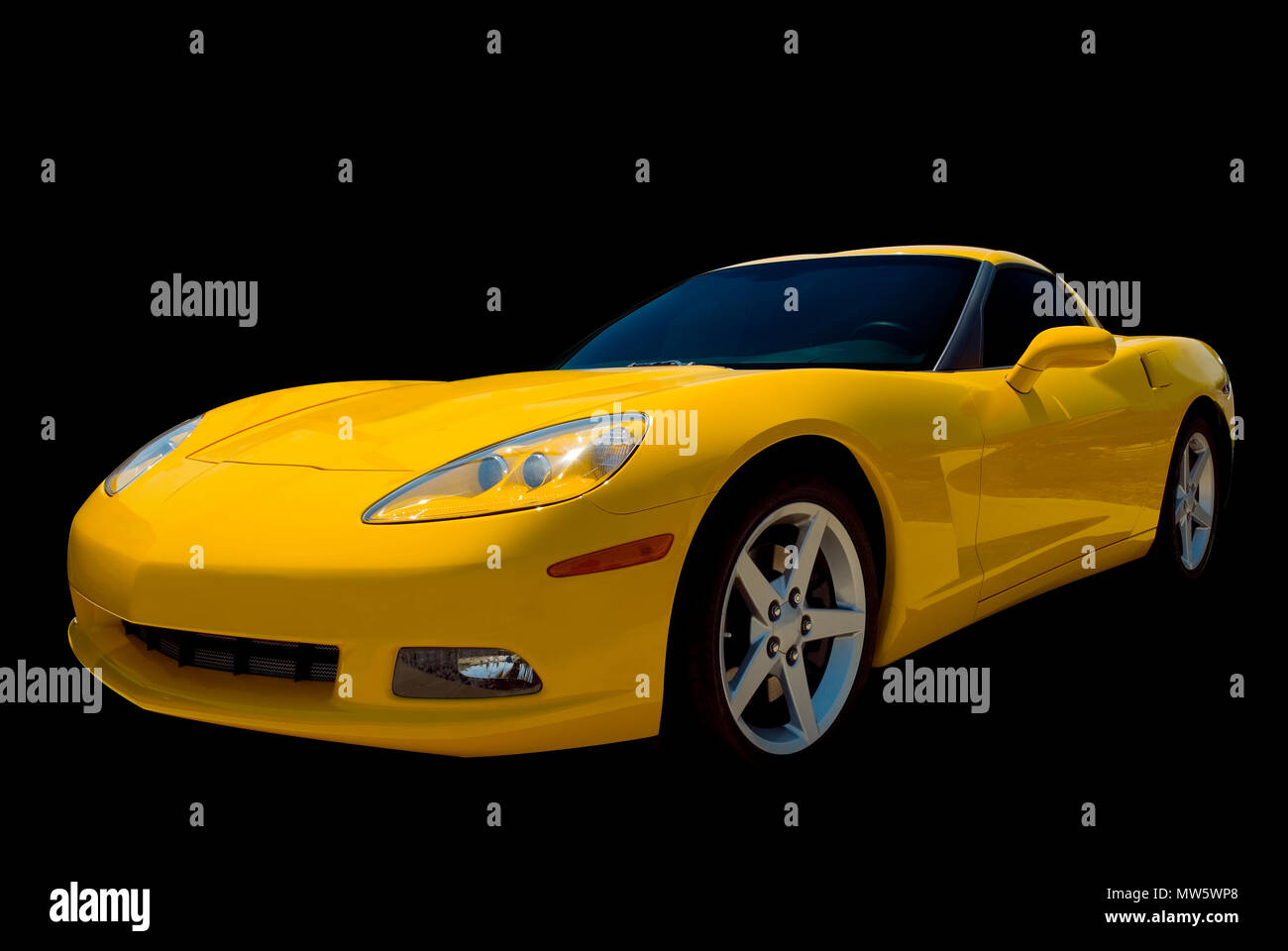Un colore giallo Corvette auto sportiva isolata su uno sfondo nero. Guardare nella mia galleria per auto in più foto come questa. Foto Stock