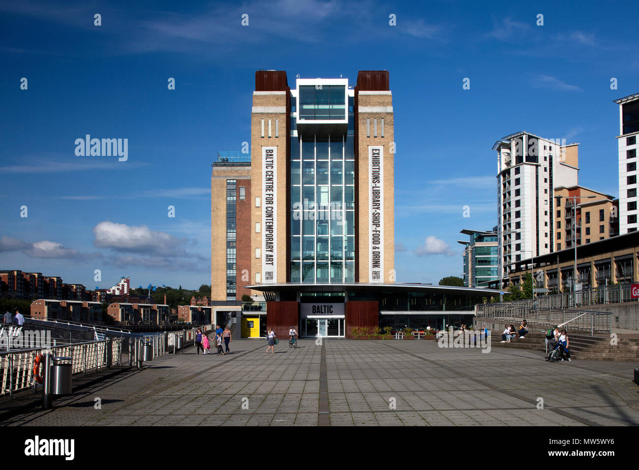 Una vista diurna nel sole del Mar Baltico Centro per l Arte Contemporanea, Gateshead, Tyne & Wear, England, Regno Unito Foto Stock