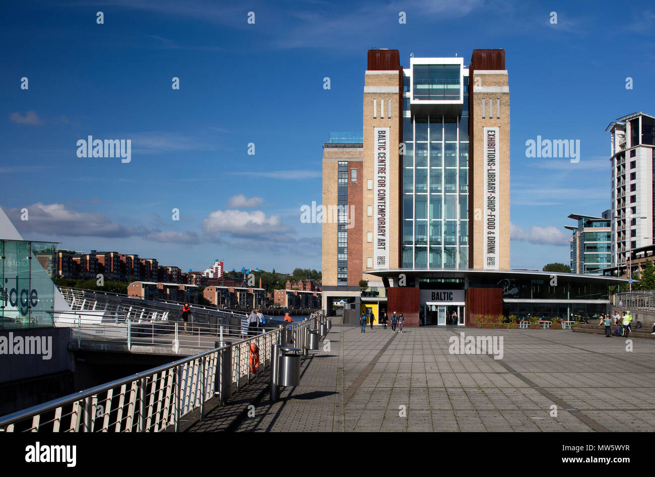 Una vista diurna nel sole del Mar Baltico Centro per l Arte Contemporanea, Gateshead, Tyne & Wear, England, Regno Unito Foto Stock