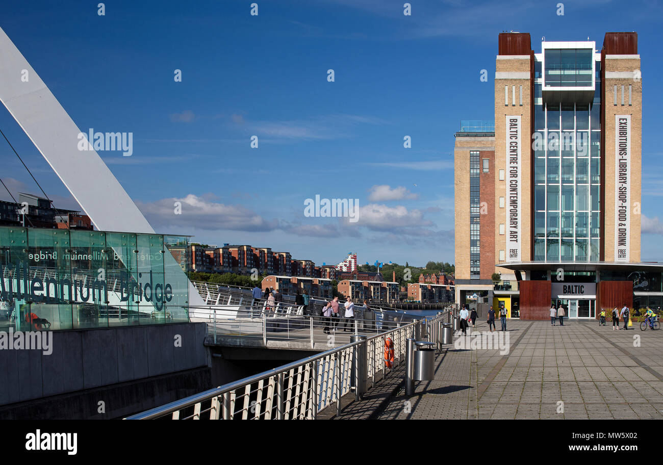 Una vista diurna nel sole del Mar Baltico Centro per l Arte Contemporanea, Gateshead, Tyne & Wear, England, Regno Unito Foto Stock