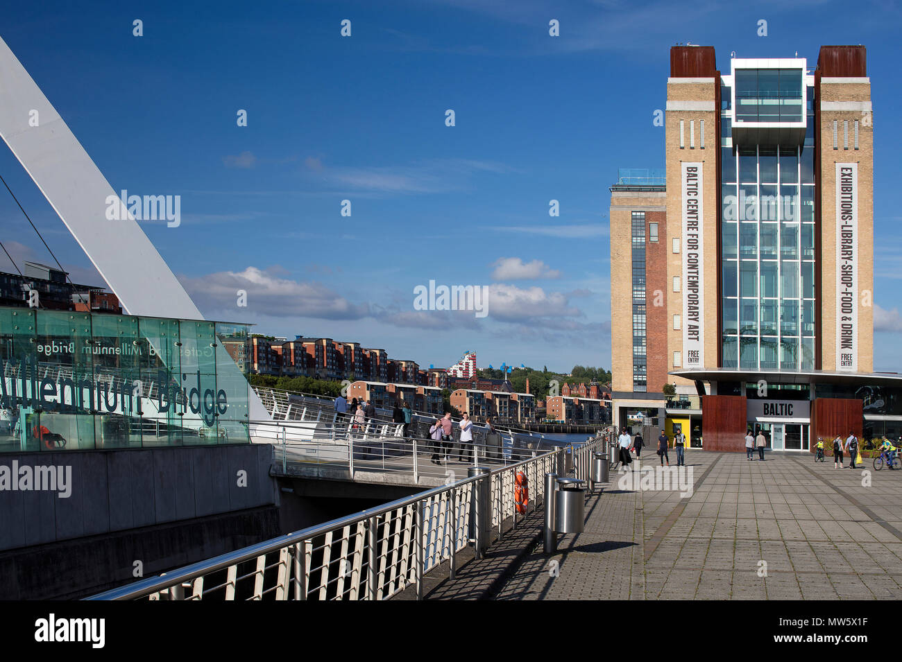 Una vista diurna nel sole del Mar Baltico Centro per l Arte Contemporanea, Gateshead, Tyne & Wear, England, Regno Unito Foto Stock