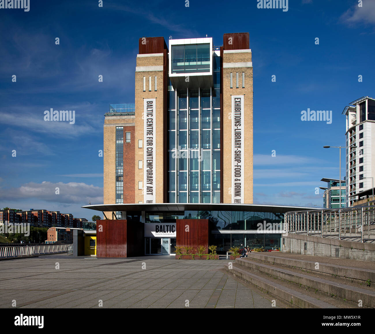 Una vista diurna nel sole del Mar Baltico Centro per l Arte Contemporanea, Gateshead, Tyne & Wear, England, Regno Unito Foto Stock