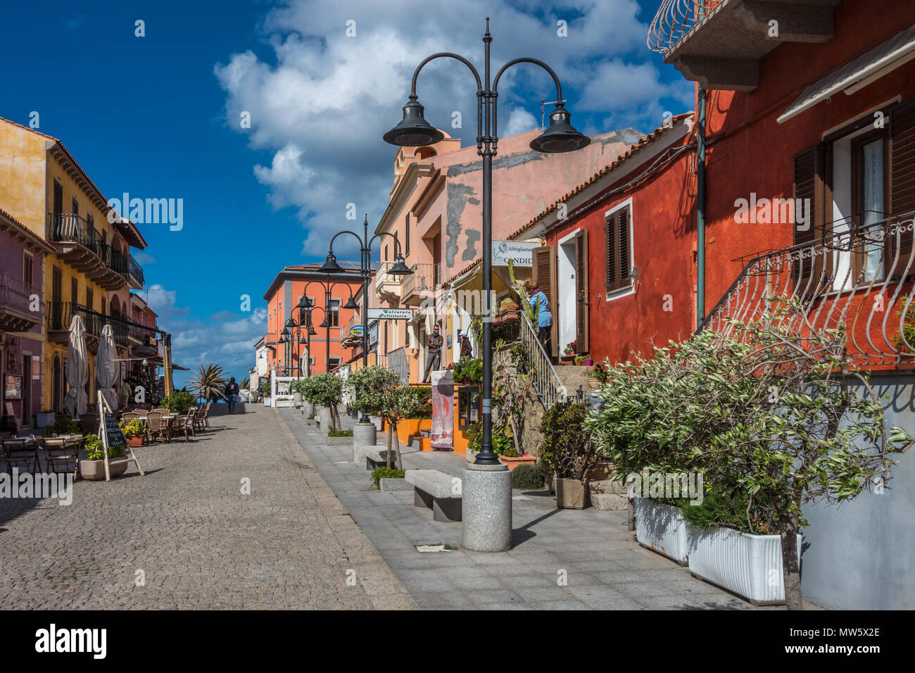 Una bella strada con case colorate in Santa Teresa Gallura Sardegna, Italia Foto Stock