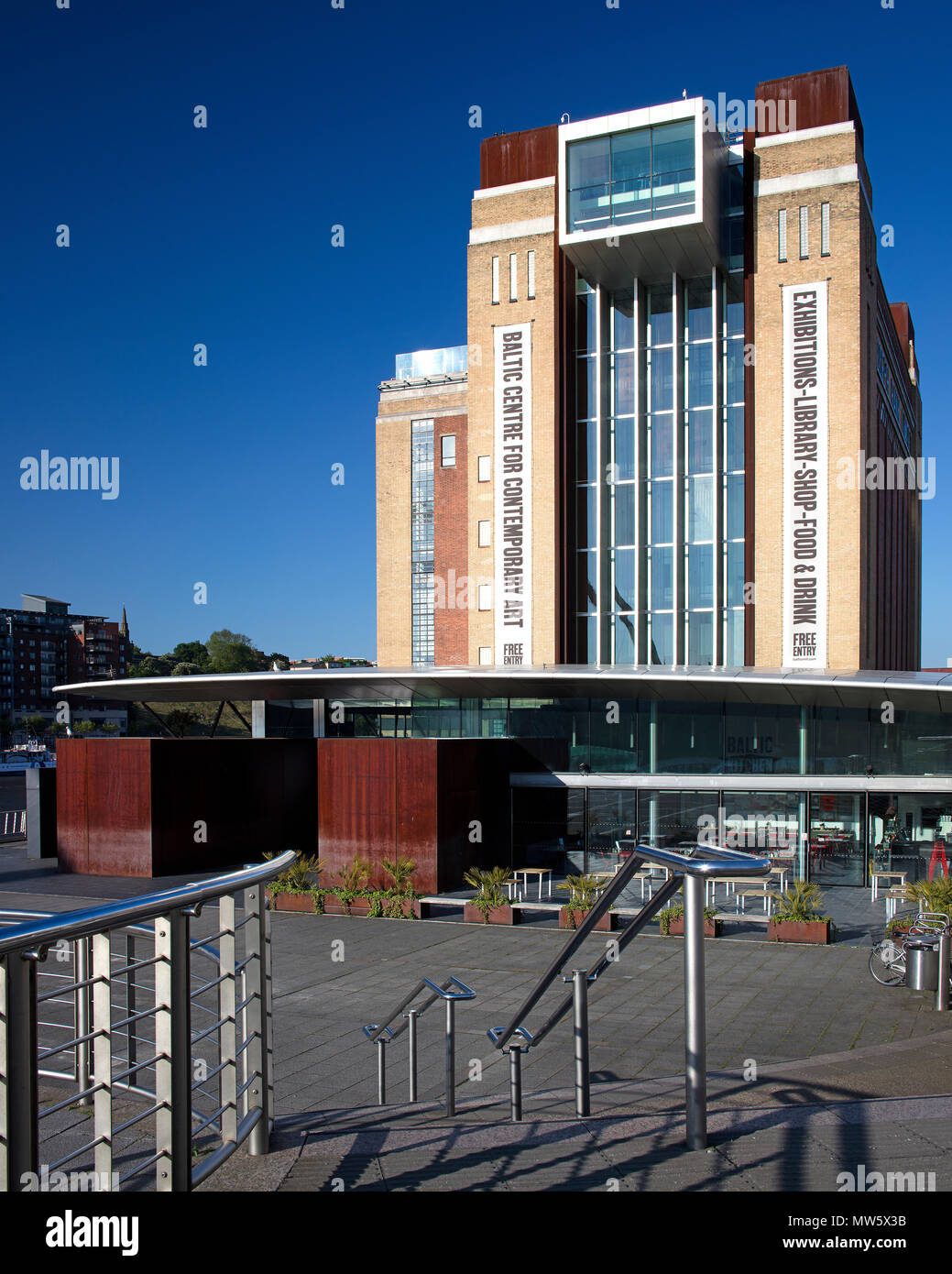 Una vista diurna nel sole del Mar Baltico Centro per l Arte Contemporanea, Gateshead, Tyne & Wear, England, Regno Unito Foto Stock