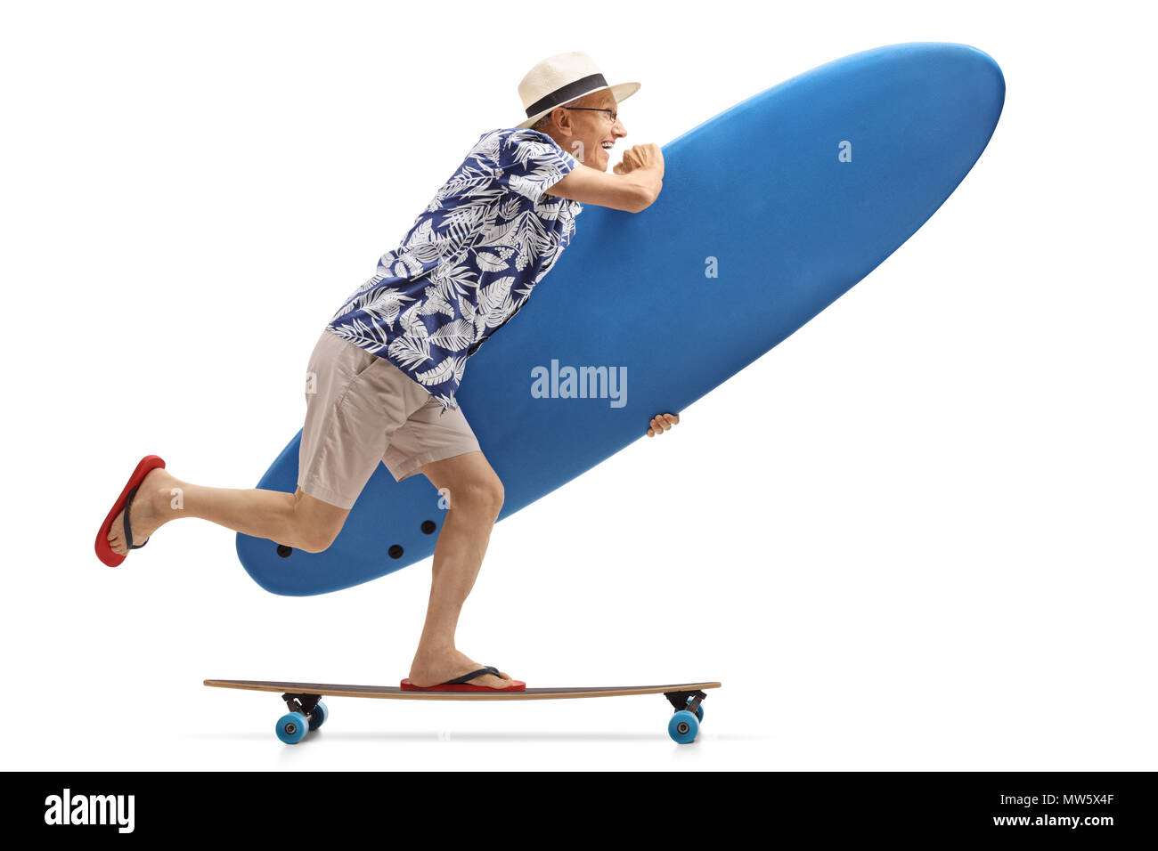 Lunghezza piena ripresa di profilo di un anziano turista con una tavola da surf a cavallo di un longboard isolati su sfondo bianco Foto Stock
