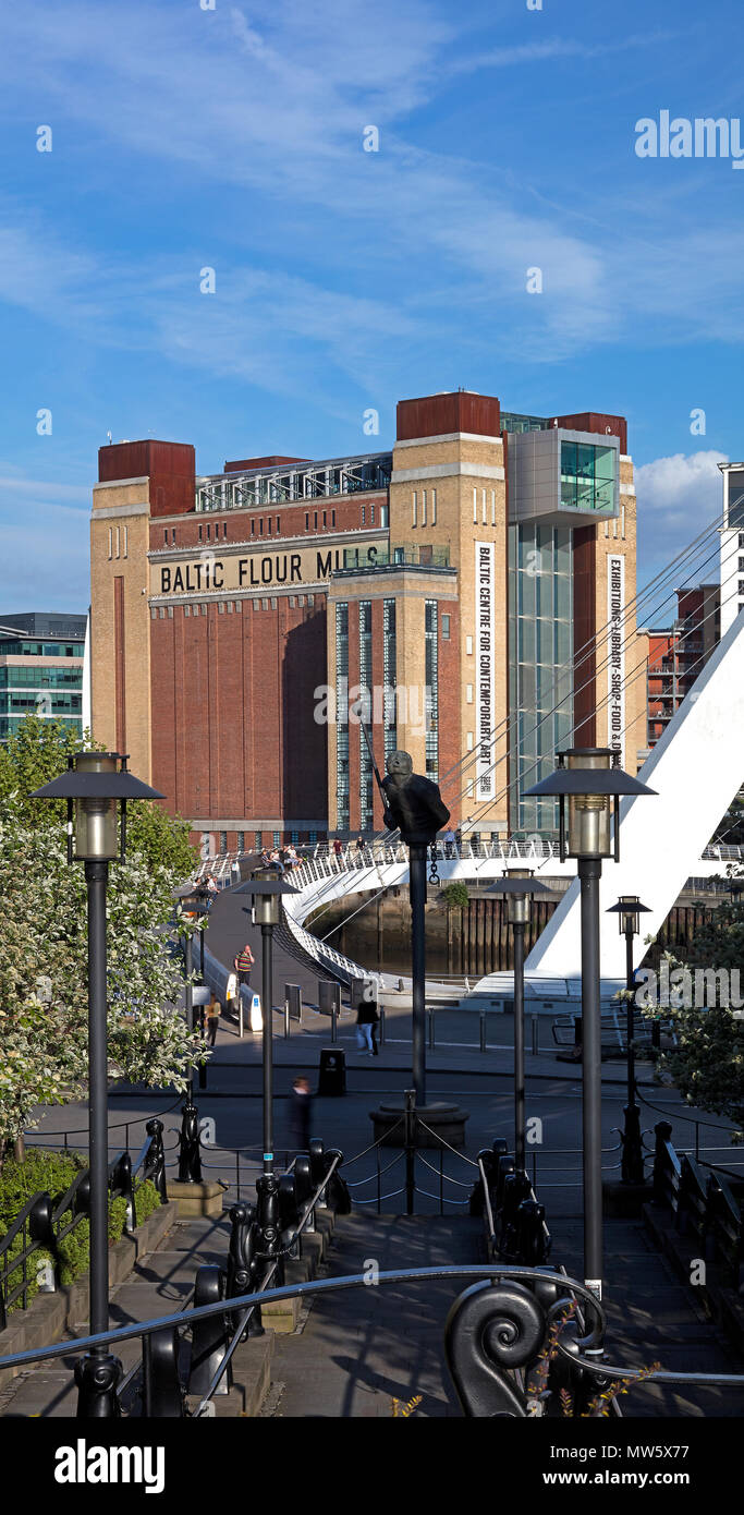 Una vista diurna nel sole del Mar Baltico Centro per l Arte Contemporanea, Gateshead, Tyne & Wear, England, Regno Unito Foto Stock