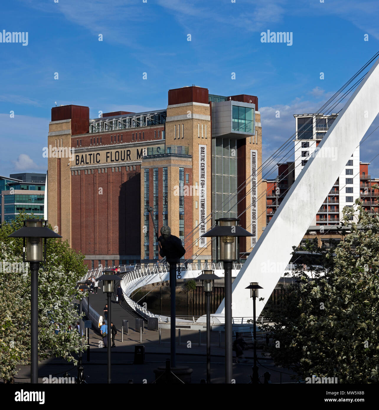 Una vista diurna nel sole del Mar Baltico Centro per l Arte Contemporanea, Gateshead, Tyne & Wear, England, Regno Unito Foto Stock