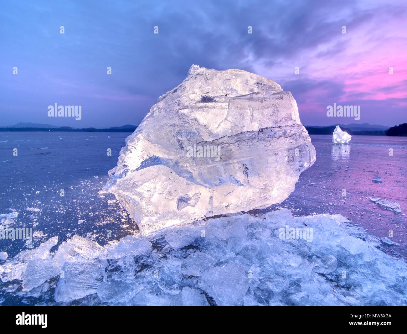 Vista in dettaglio in un ghiaccio con graffi profondi e crepe. Tagliare floe contro al cielo di sera e la luce spot. Foto Stock