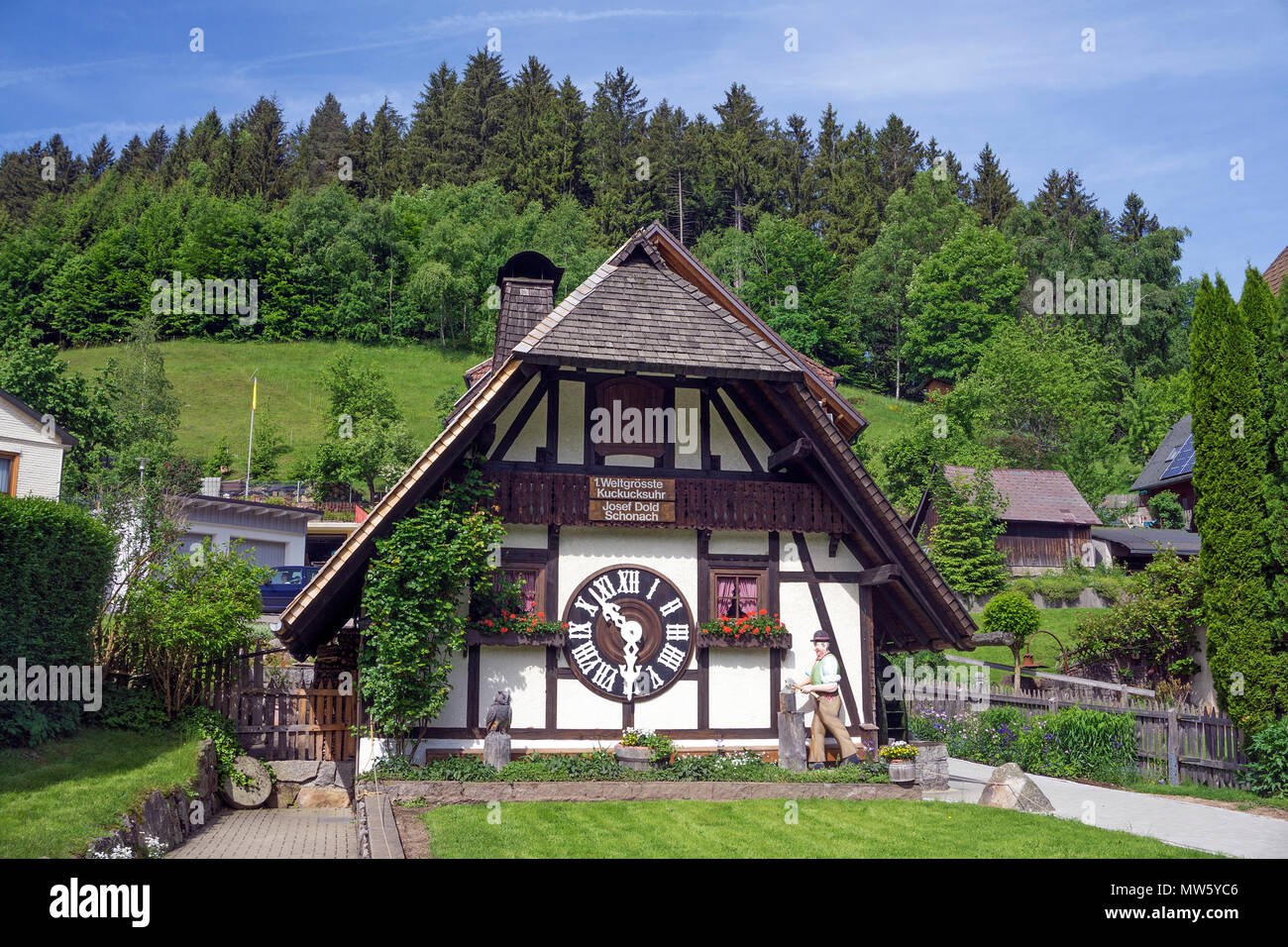 Il primo mondo più grande orologio a cucù a Schonach village, Foresta Nera, Baden-Wuerttemberg, Germania, Europa Foto Stock