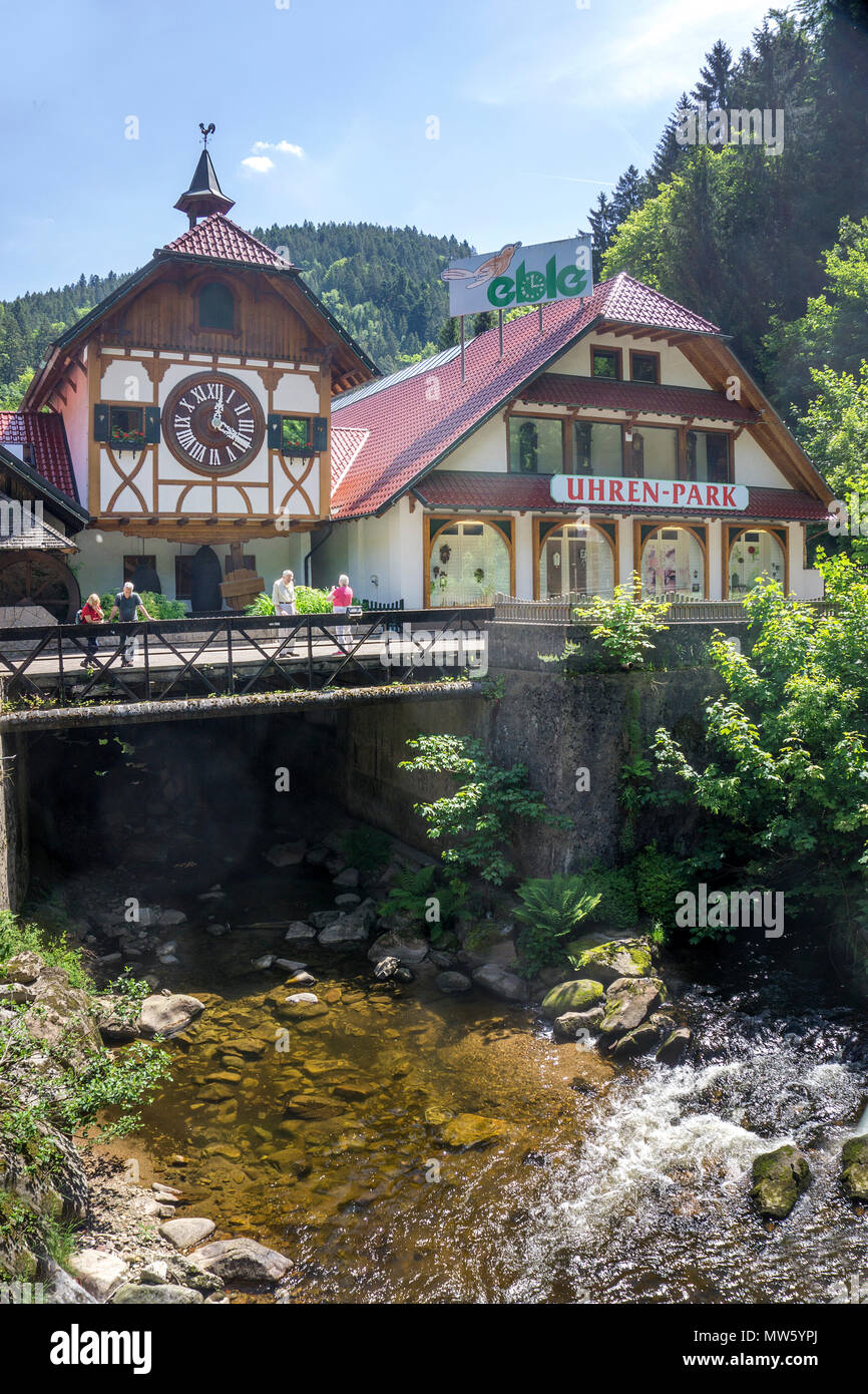 Mondo la più grande orologio a cucù a Eble clock park, villaggio di Triberg, Foresta Nera, Baden-Wuerttemberg, Germania, Europa Foto Stock