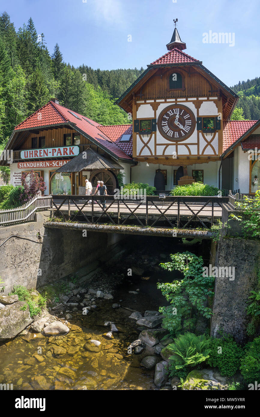 Mondo la più grande orologio a cucù a Eble clock park, villaggio di Triberg, Foresta Nera, Baden-Wuerttemberg, Germania, Europa Foto Stock