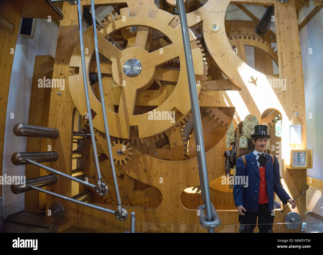 La precisione di un orologio del mondo la più grande orologio a cucù, Eble clock park, villaggio di Triberg, Foresta Nera, Baden-Wuerttemberg, Germania, Europa Foto Stock