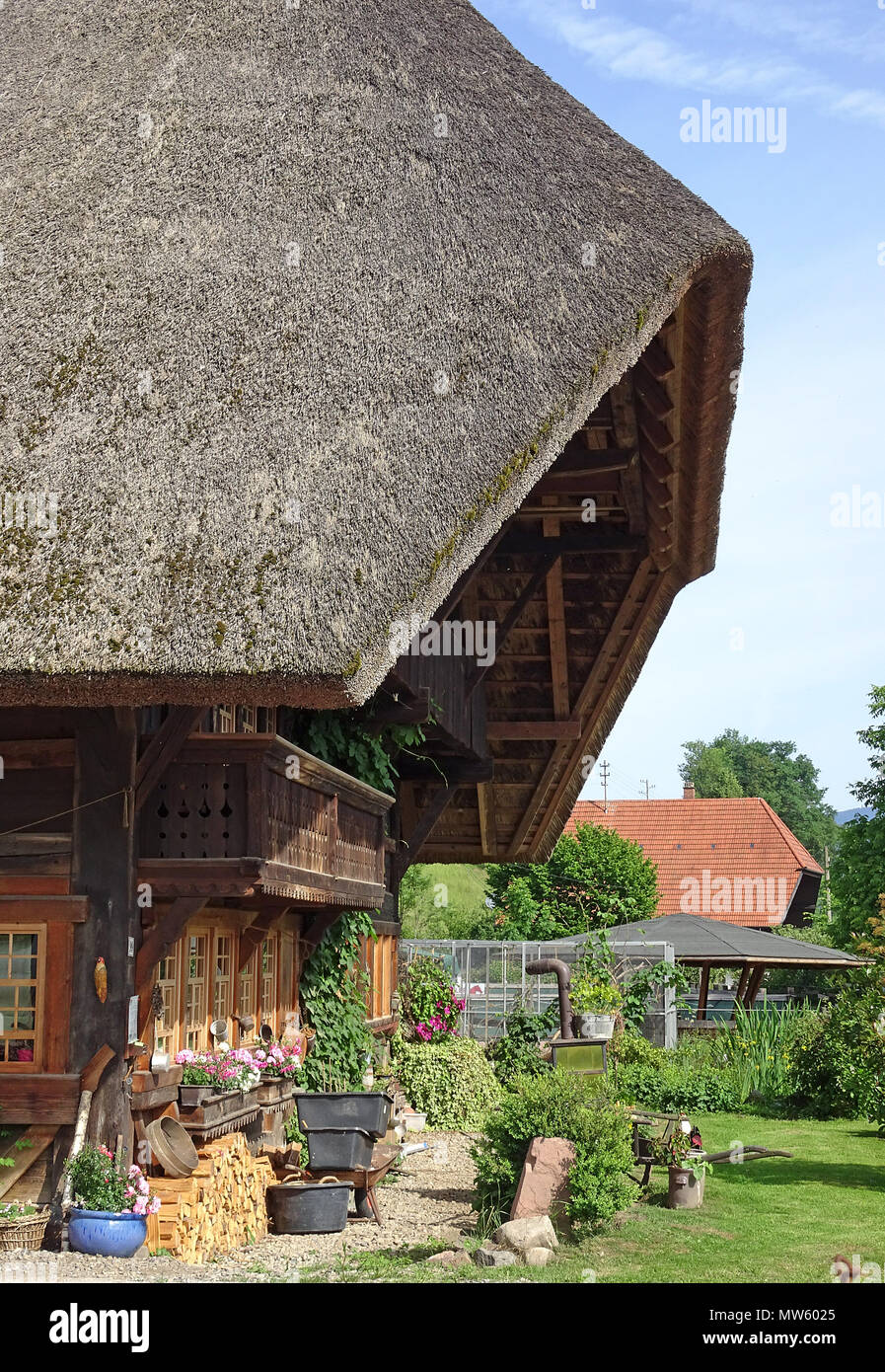 Vista parziale su un vecchio e storico casa nella Foresta Nera con giardino frontale a Gutach village, Foresta Nera, Baden-Wuerttemberg, Germania, Europa Foto Stock