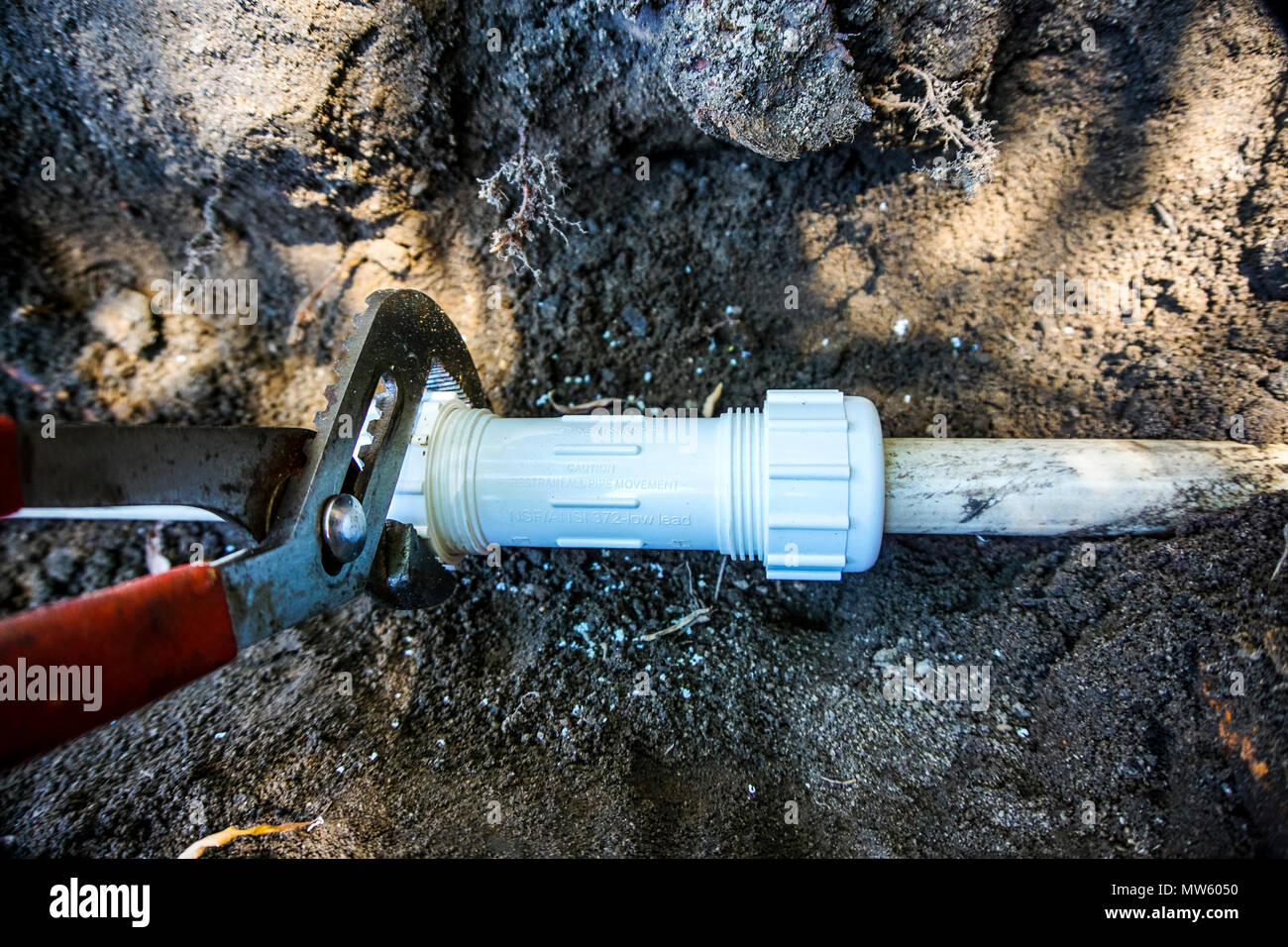 Un manicotto di riparazione per tubo in PVC su un prato sistema sprinkler  Foto stock - Alamy