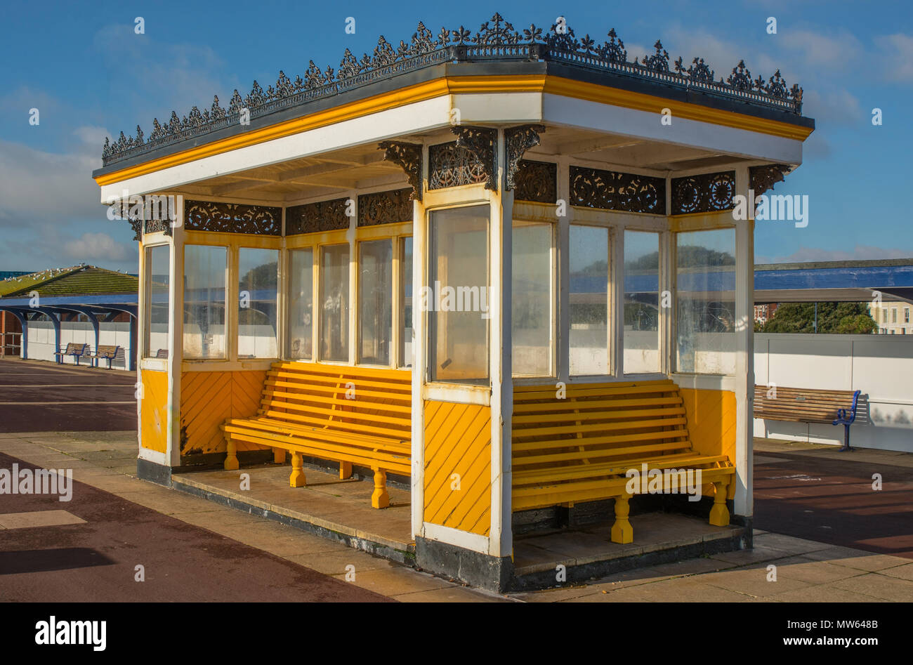 Lungomare rifugio con posti a sedere sul lungomare a Southsea in Portsmouth, Hampshire, Inghilterra Foto Stock