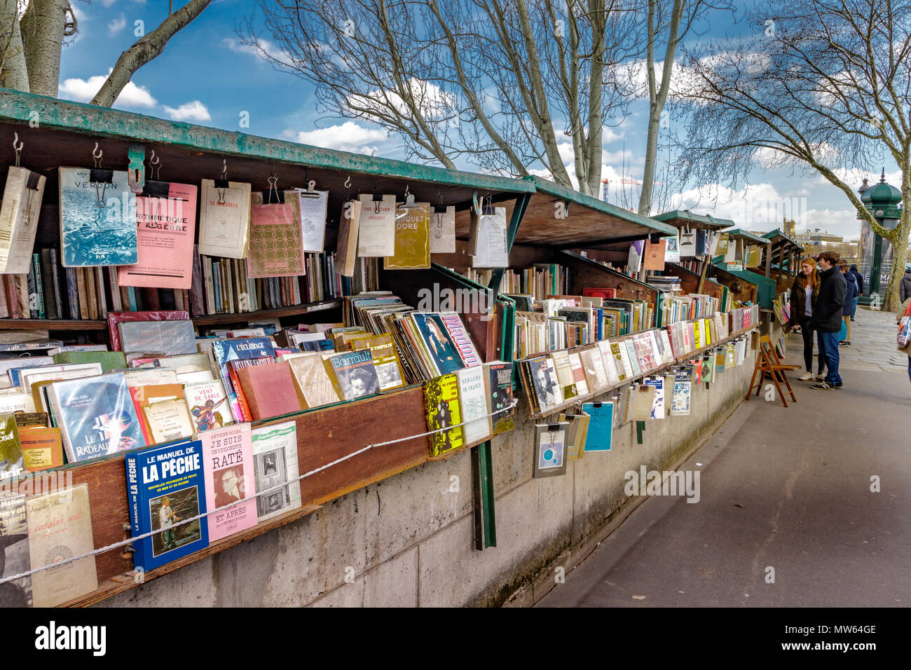 Riverside Bouquinistes ,le caselle verdi la vendita di seconda mano libri lungo Quai Malaquais sulle rive del Fiume Senna , paris , France Foto Stock