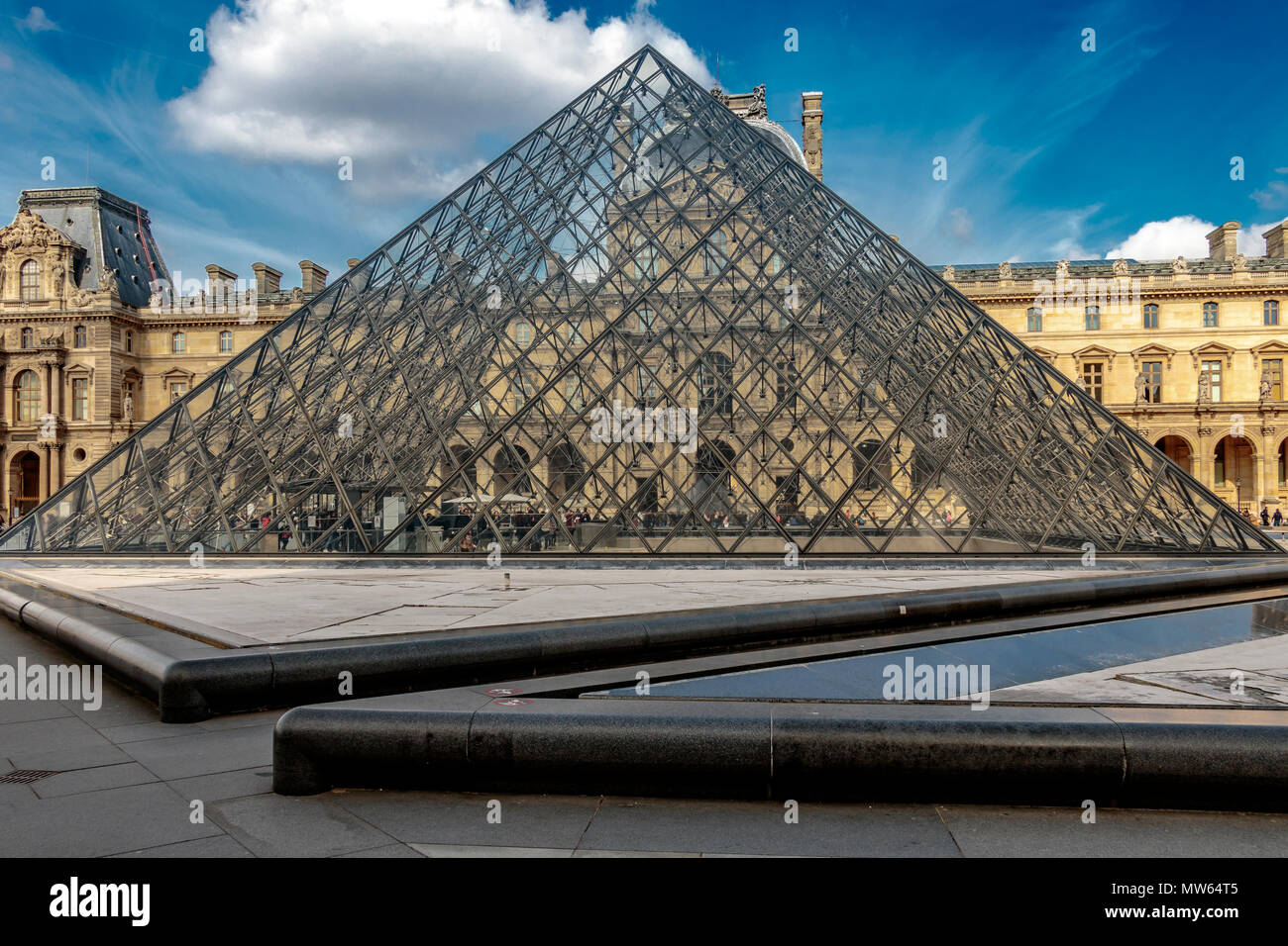 Un grande vetro e acciaio piramide serve come entrata principale del Museo del Louvre progettata dai cinesi architetto americano I.M. Pei completato nel 1989 Foto Stock