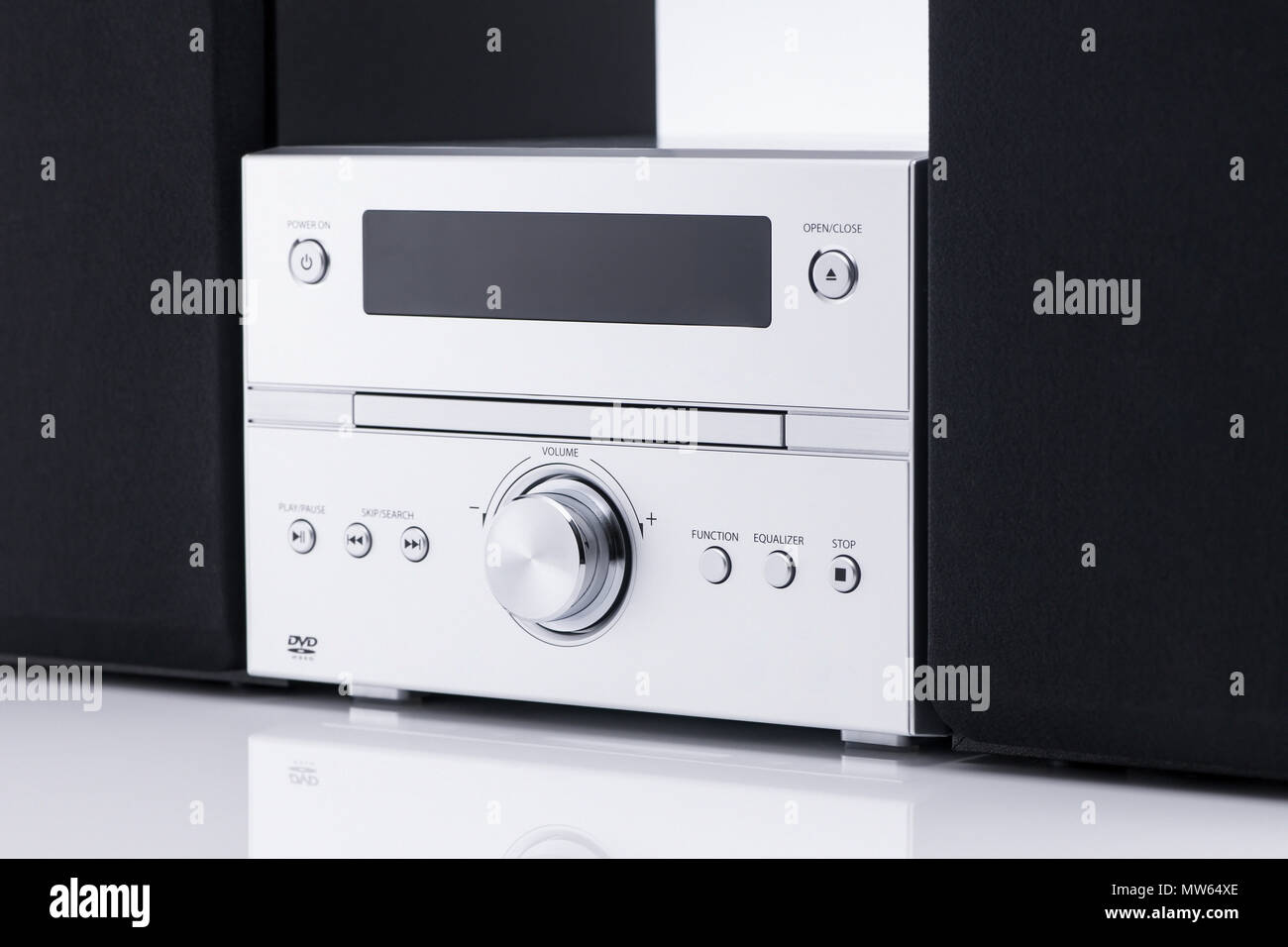Modern music center con due altoparlanti, close up Foto Stock