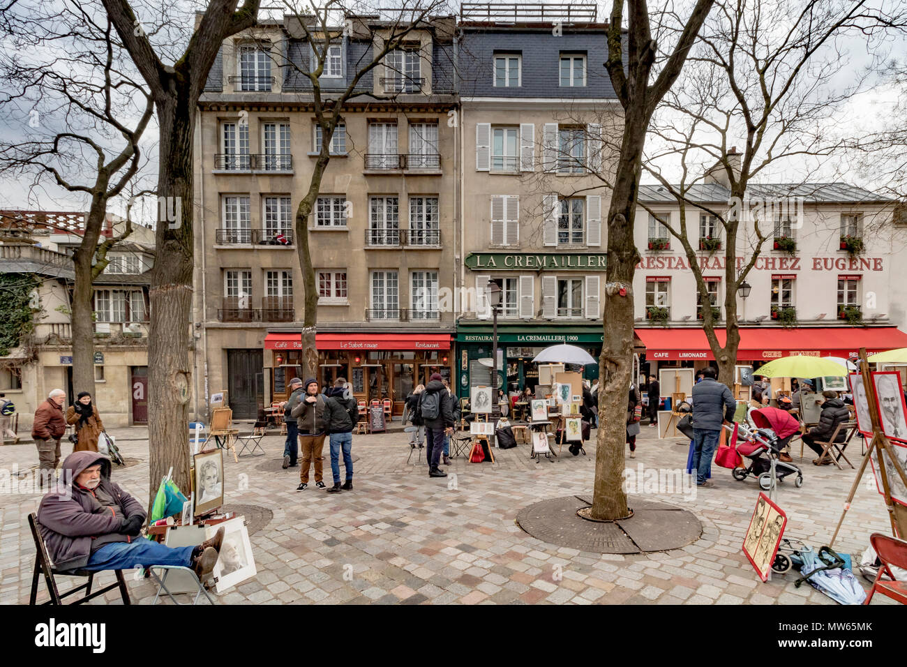 Inverno a Parigi artisti seduto in Place Du Tertre ,Montmartre in attesa per i clienti , Place Du Tertre ,Montmartre , Parigi Foto Stock