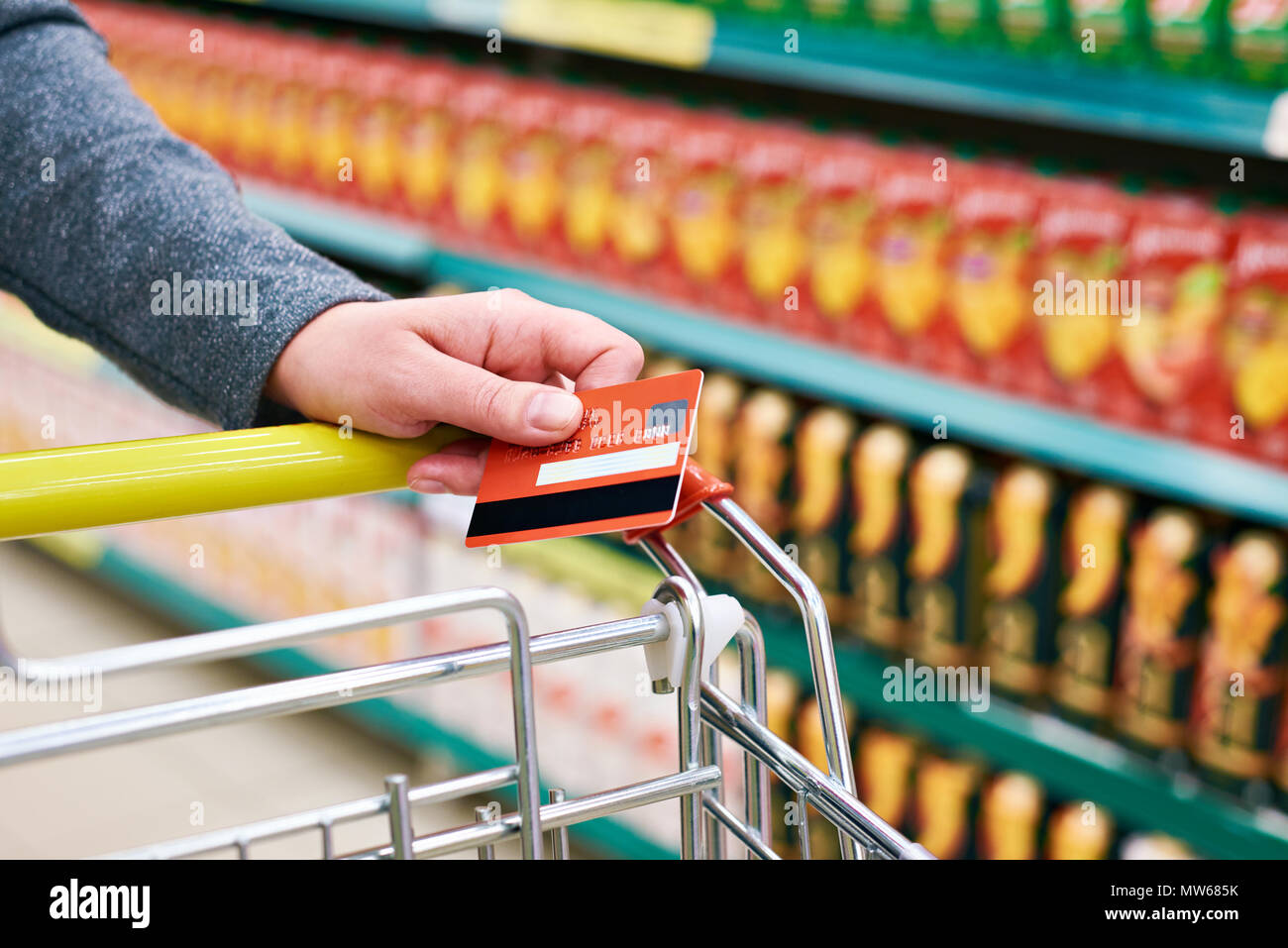 La carta di credito in mano agli acquirenti in negozio Foto Stock