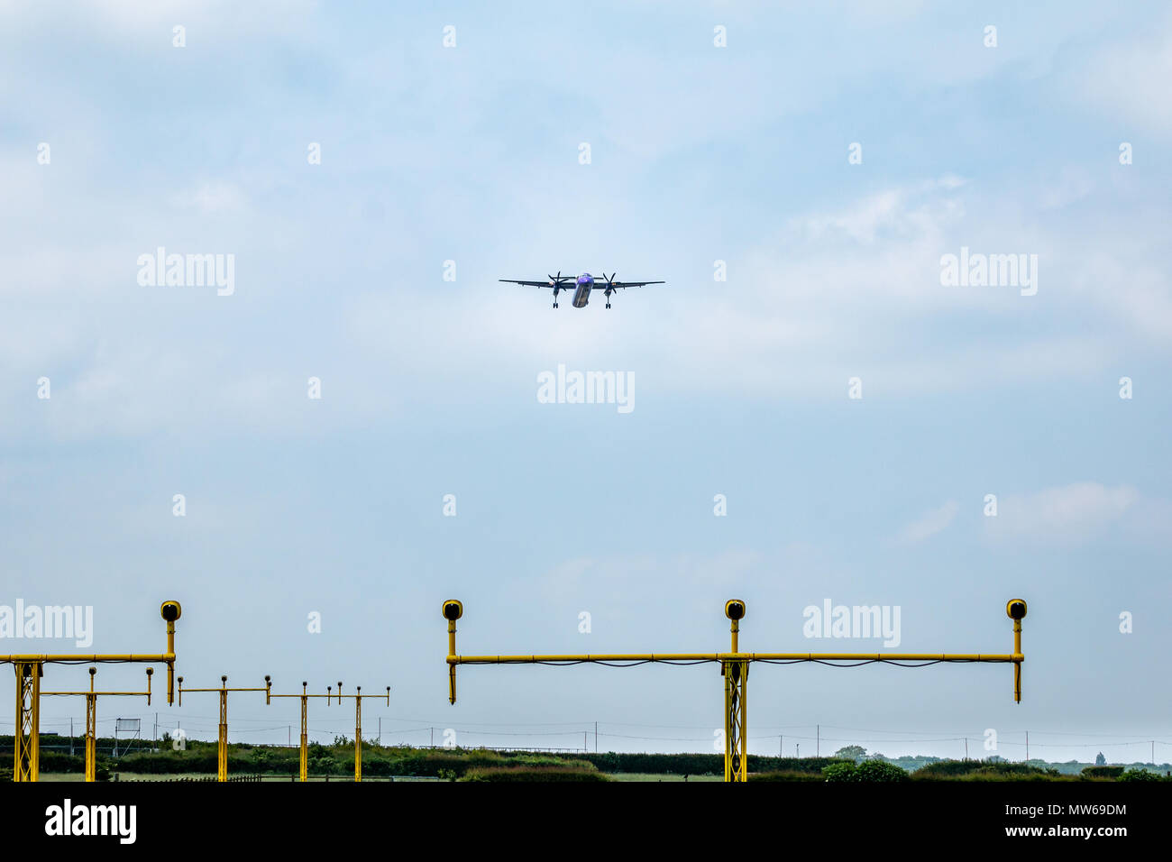 Velivolo su pista approccio a East Midlands Airport Foto Stock