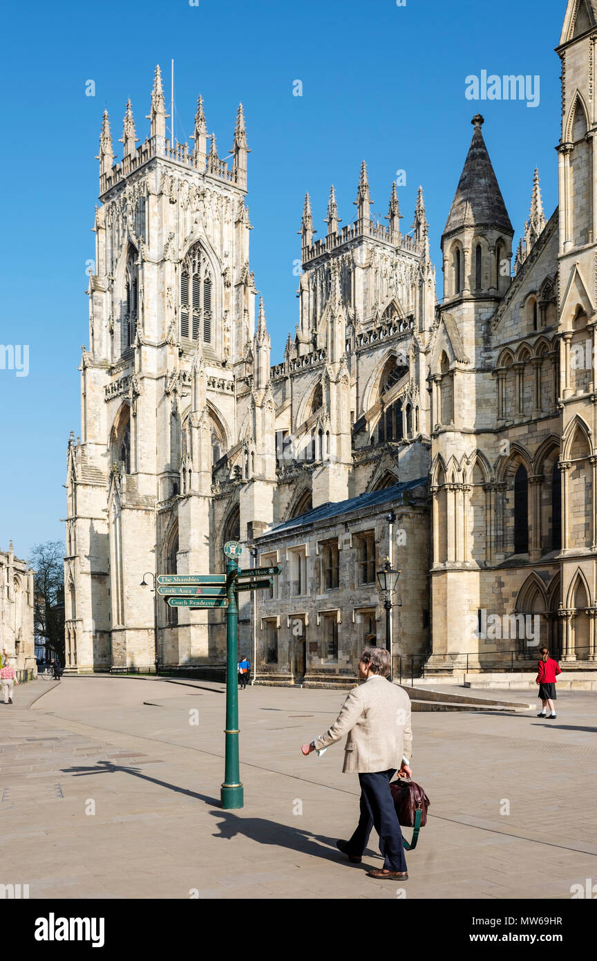 La mattina presto luce sul transetto sud occidentale e le torri della cattedrale di York Minster e York, Regno Unito Foto Stock