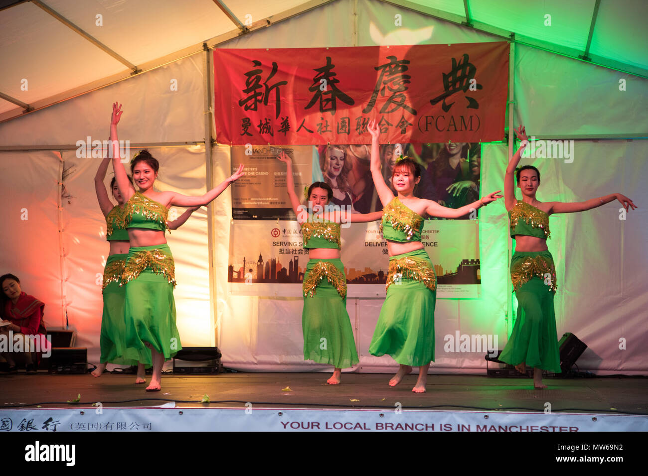 Celebrazioni per il nuovo anno cinese nel centro della città di Manchester come atti, spettacoli e ballerini popolano le strade e palco per celebrare l'evento Foto Stock