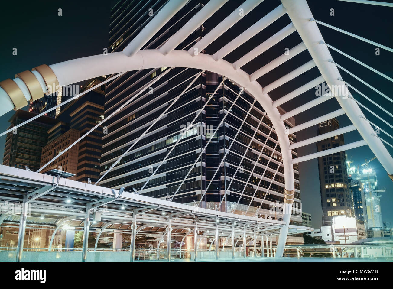 Skywalk pubblica in sathorn zona business di notte. Foto Stock