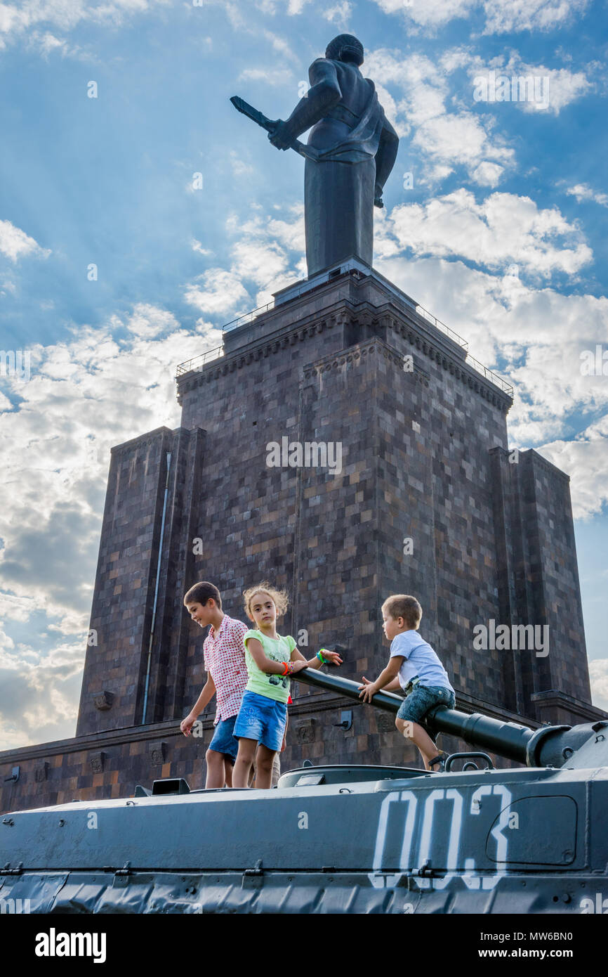 Yerevan, Armenia - 20 agosto 2017: i bambini giocando sul serbatoio con la Madre Armenia monumento dietro, nel parco della vittoria in Yerevan Foto Stock