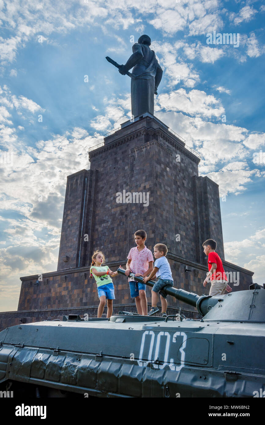 Yerevan, Armenia - 20 agosto 2017: i bambini giocando sul serbatoio con la Madre Armenia monumento dietro, nel parco della vittoria in Yerevan Foto Stock