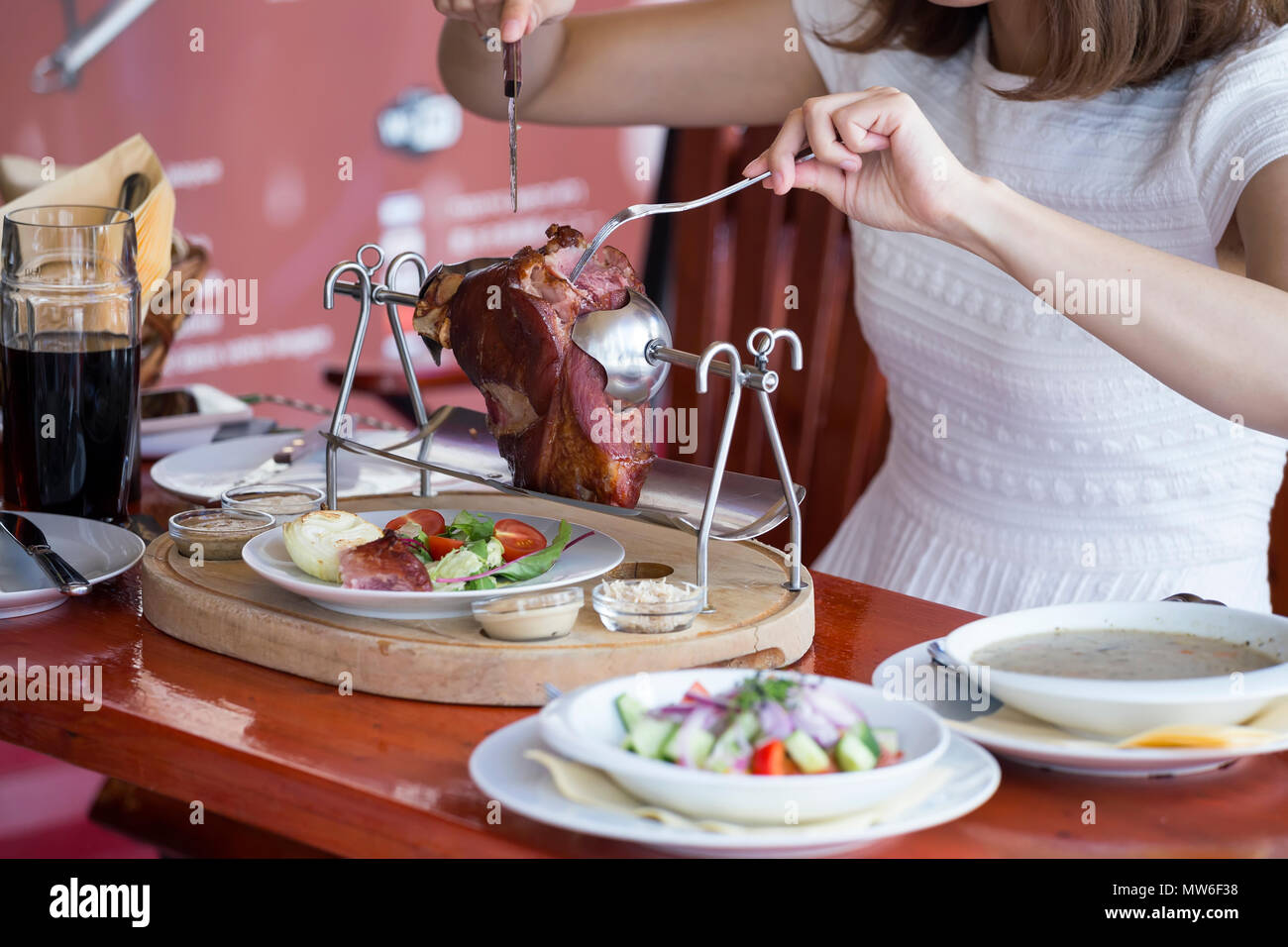 Arrosto di maiale del ginocchio, la carne di maiale il fuso a snodo è uno dei più famosi tradizionale pasto ceco. Ceca cucina tradizionale, popolare piatto. Foto Stock