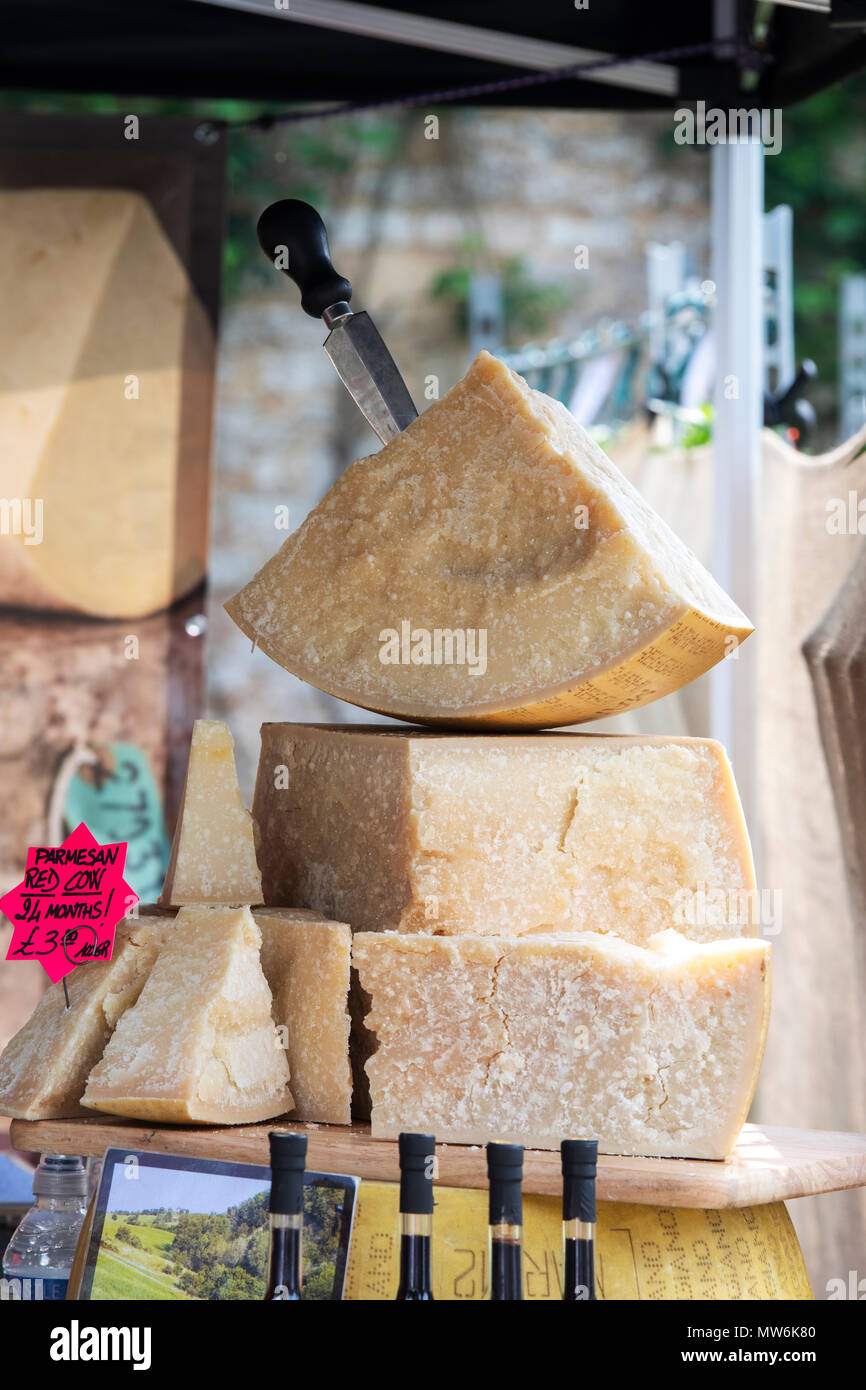 Rosso di parmigiano formaggio di vacca. Specialità e artigianale del formaggio italiano stallo a un festival di cibo. Oxfordshire, Inghilterra Foto Stock