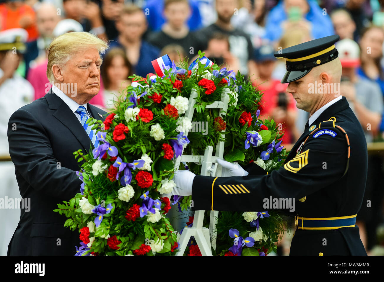 Una delle Forze Armate pieno onore ghirlanda di cerimonia di posa è tenuto presso la tomba del Milite Ignoto, il Cimitero Nazionale di Arlington, Arlington, Virginia, 28 maggio 2018. Presidente Trump ha partecipato alla cerimonia e deposto una corona in onore dei caduti i membri del servizio. (U.S. Esercito foto di Spc. Trevor Wiegel) Foto Stock