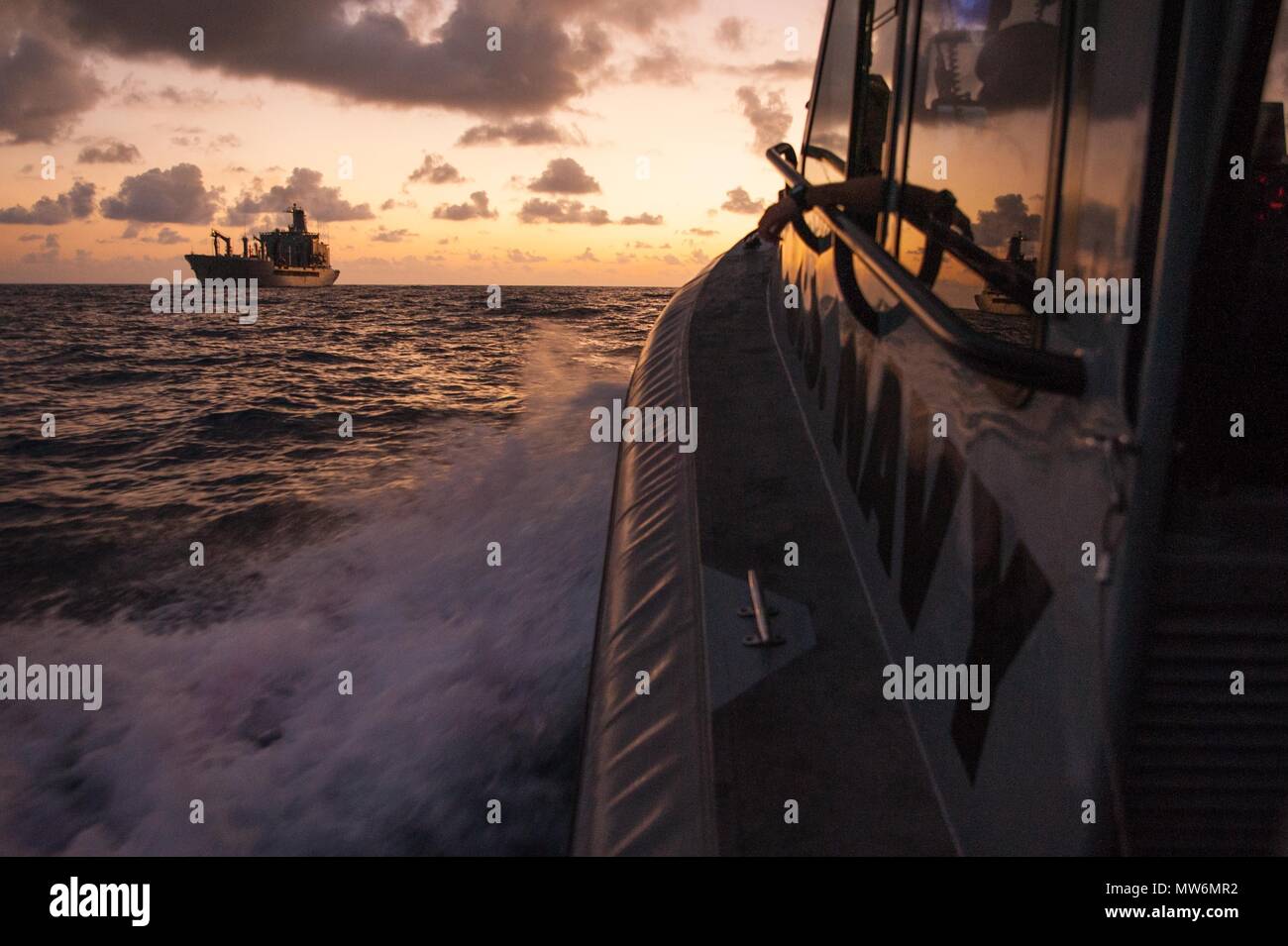 Membri assegnati al gruppo di attività (TG) 68,6 approccio la Henry J. Kaiser-class in corso oliatore di rifornimento USNS Pecos (T-AO 197) per fornire una scorta di sicurezza attraverso il Golfo di Tadjoura, 4 maggio 2018. TG-68.6 è distribuita negli Stati Uniti Sesta flotta area di operazioni e conduce il giunto e operazioni navali, spesso di concerto con alleati e partner tra le agenzie, al fine di avanzare U.S. gli interessi nazionali e la sicurezza e la stabilità in Europa e in Africa. (U.S. Navy foto di master-at-Arms 2a classe Theresa Mullis) Foto Stock