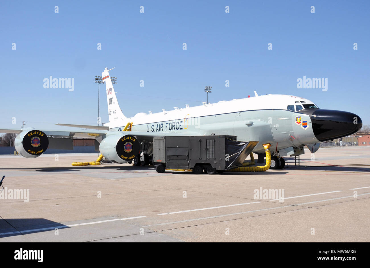 Un RC-135V/W Rivetto Joint siede sul display al di fuori del Bennie Davis Impianto di manutenzione come la nuova ammiraglia aeromobili del 55th ala ad Offutt Air Force Base, Neb., 16 marzo. Il getto ha recentemente fatto ritorno da essendo aggiornato ed è stata dipinta di fresco con il nuovo designatore ala. Il velivolo di punta si erge come un simbolo per ogni membro della 55th WG. (Foto di Jeff Gates) Foto Stock