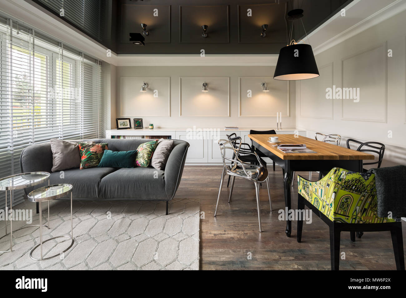 Nero e beige home interno con sala da pranzo e soggiorno combinati Foto Stock
