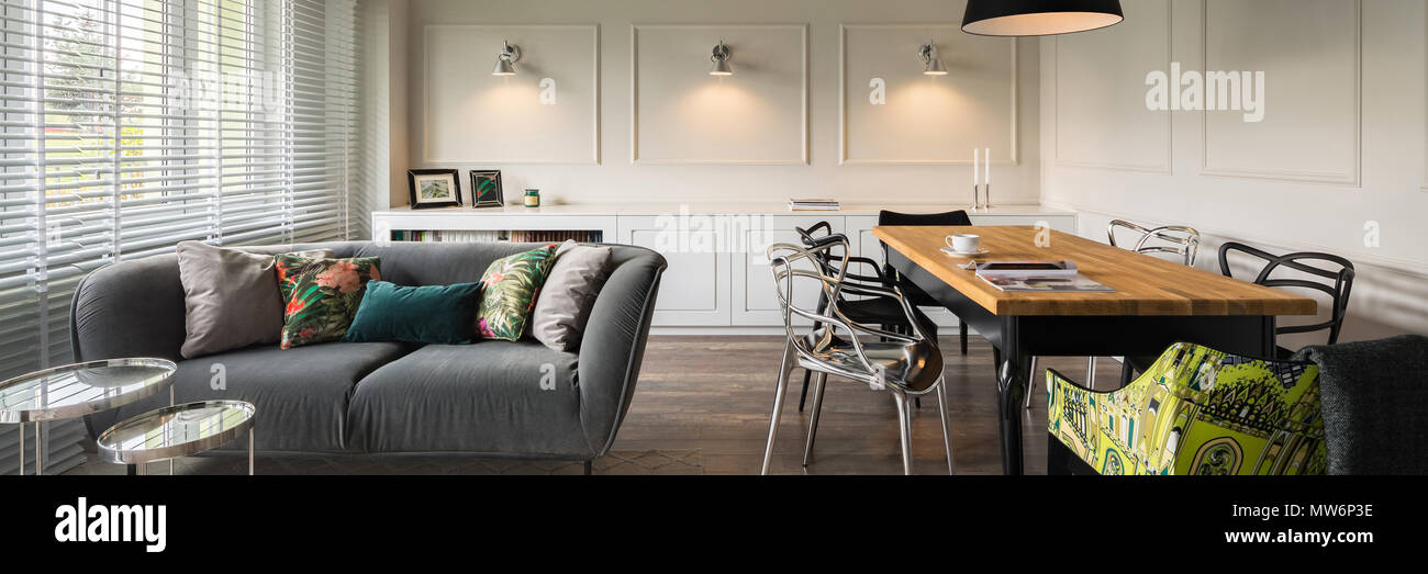 Nero e beige home interno con sala da pranzo e soggiorno combinati, panorama Foto Stock