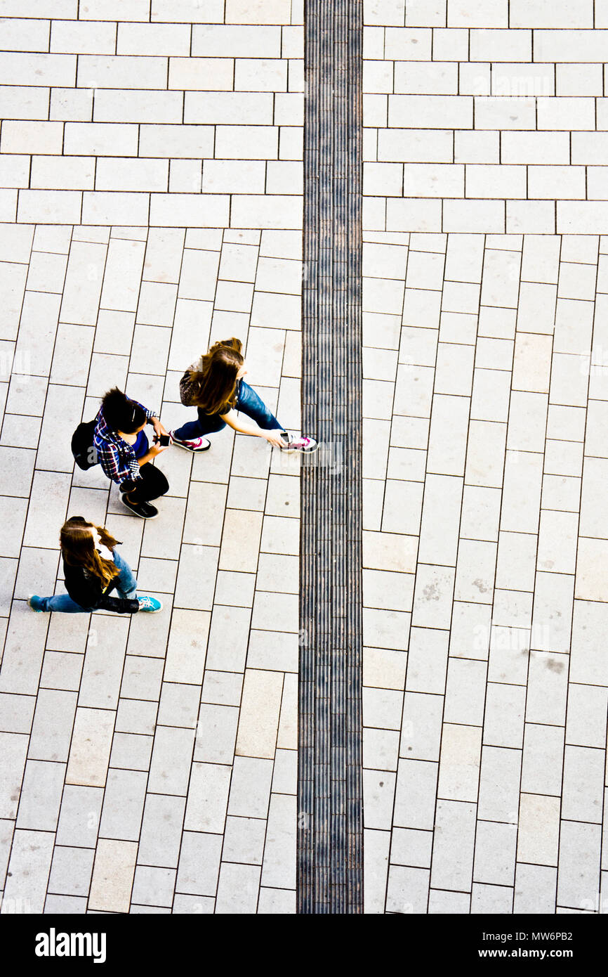 Le tre ragazze a piedi, vista da sopra Foto Stock