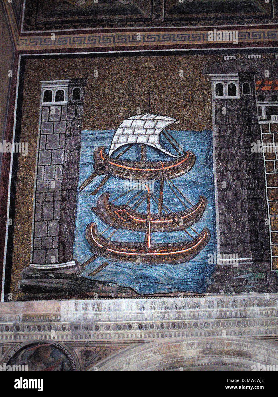 . Inglese: basilica di Sant'Apollinare Nuovo in Ravenna, Italia: "La porta della Classis'. Mosaico di un Ravennate italiano-officina bizantina, completata entro 526 D.C. con la cosiddetta 'Master di Sant'Apollinare'. Italiano: Basilica di Sant'Apollinare Nuovo a Ravenna: 'Il porto di Classe.". Mosaico di scuola ravennate italo-bizantina, completato entro il 526 d.C. dal cosiddetto "maestro di Sant'Apollinare'. . Il 5 aprile 2006. Georges Jansoone 542 Sant'.Apollinare.Nuovo09 Foto Stock