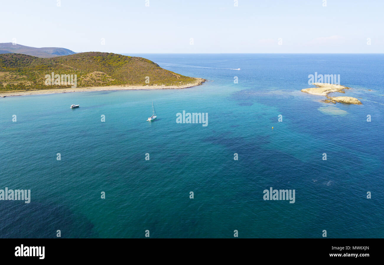 Vista aerea delle isole di Finocchiarola, Mezzana, una terra, la penisola del Cap Corse, Corsica. La Francia. Barche a vela e barche ormeggiate in una baia Foto Stock