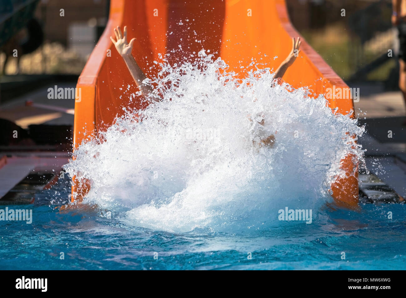 Splashings da ragazza di andare verso il basso dalla slitta in aqua park Foto Stock