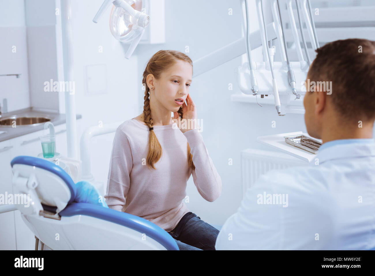 Frustrato il paziente a parlare con il suo medico Foto Stock