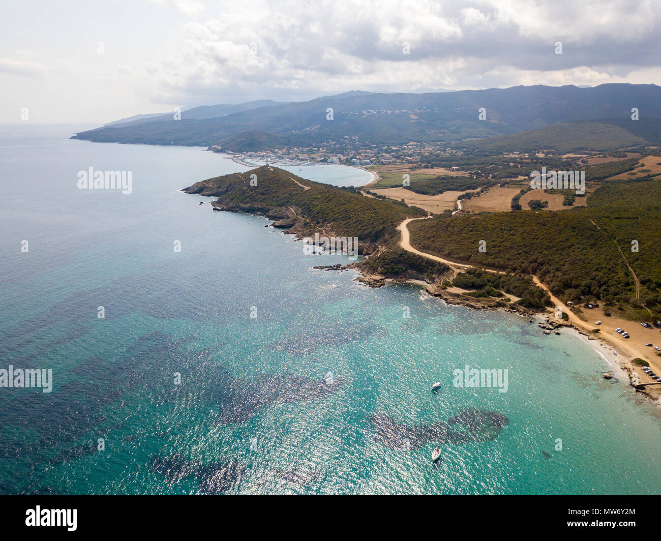 Vista aerea delle isole spiaggia, Cap Corse penisola, Macinaggio, Corsica, Francia. Percorso dei funzionari doganali, la vegetazione e la macchia mediterranea. Foto Stock