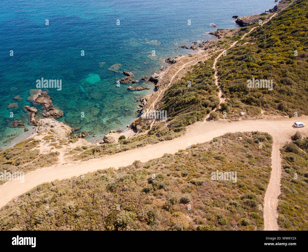 Vista aerea del percorso dei funzionari doganali, la vegetazione e la macchia mediterranea, Corsica, Francia. Il mare e la vegetazione visto dal di sopra, rocce. Foto Stock