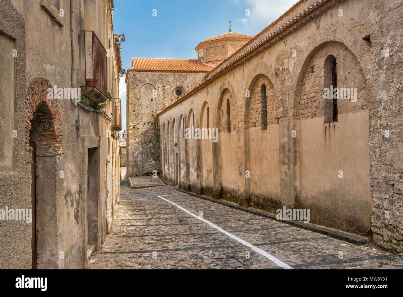 Via Duomo, la cattedrale sulla destra, a Gerace, Calabria, Italia Foto Stock